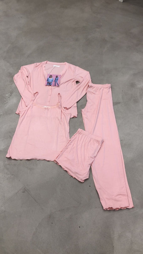Pigiama 4 pezzi con pantalone lungo, pantaloncino corto, top con spalla larga e cardigan rosa.
