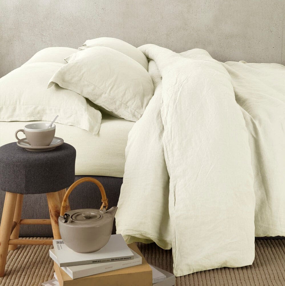 Completo letto matrimoniale in lino bianco con effetto stropicciano non si stirano. Il completo letto si compone di lenzuolo di sotto con angoli, lenzuola di sopra e federe.