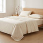 Completo letto Essenza Daltex – foto lifestyle modella, cotone naturale 100% Made in Italy