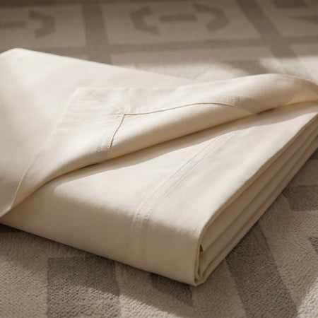 Completo letto Essenza Daltex – dettaglio lifestyle su letto, cotone naturale 100% Made in Italy