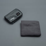 Asciugamano grigio scuro in microfibra con la piccola borsa per riporla