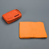 Asciugamano arancio in microfibra con la piccola borsa per riporla