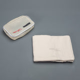 Asciugamano grigio in microfibra con la piccola borsa per riporla