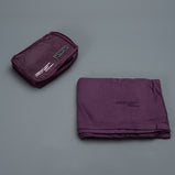Asciugamano viola melenzana in microfibra con la piccola borsa per riporla