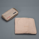 Asciugamano beige in microfibra con la piccola borsa per riporla