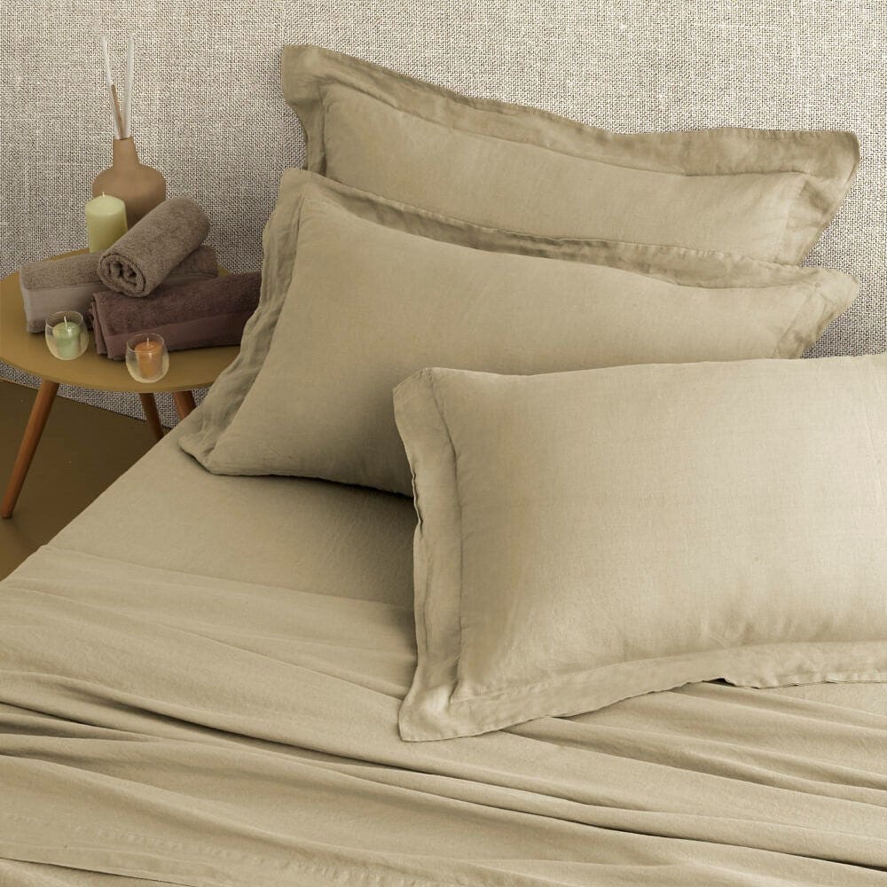 Completo letto matrimoniale in lino tortora con effetto stropicciano non si stirano. Il completo letto si compone di lenzuolo di sotto con angoli, lenzuola di sopra e federe.