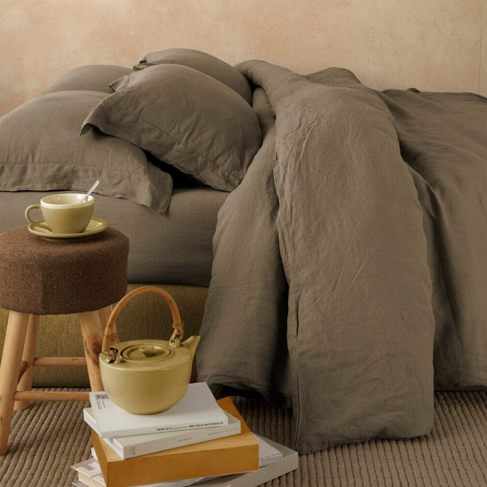 Completo letto matrimoniale in lino caffe' con effetto stropicciano non si stirano. Il completo letto si compone di lenzuolo di sotto con angoli, lenzuola di sopra e federe.