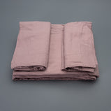 Completo letto matrimoniale in lino rosa con effetto stropicciano non si stirano. Il completo letto si compone di lenzuolo di sotto con angoli, lenzuola di sopra e federe.
