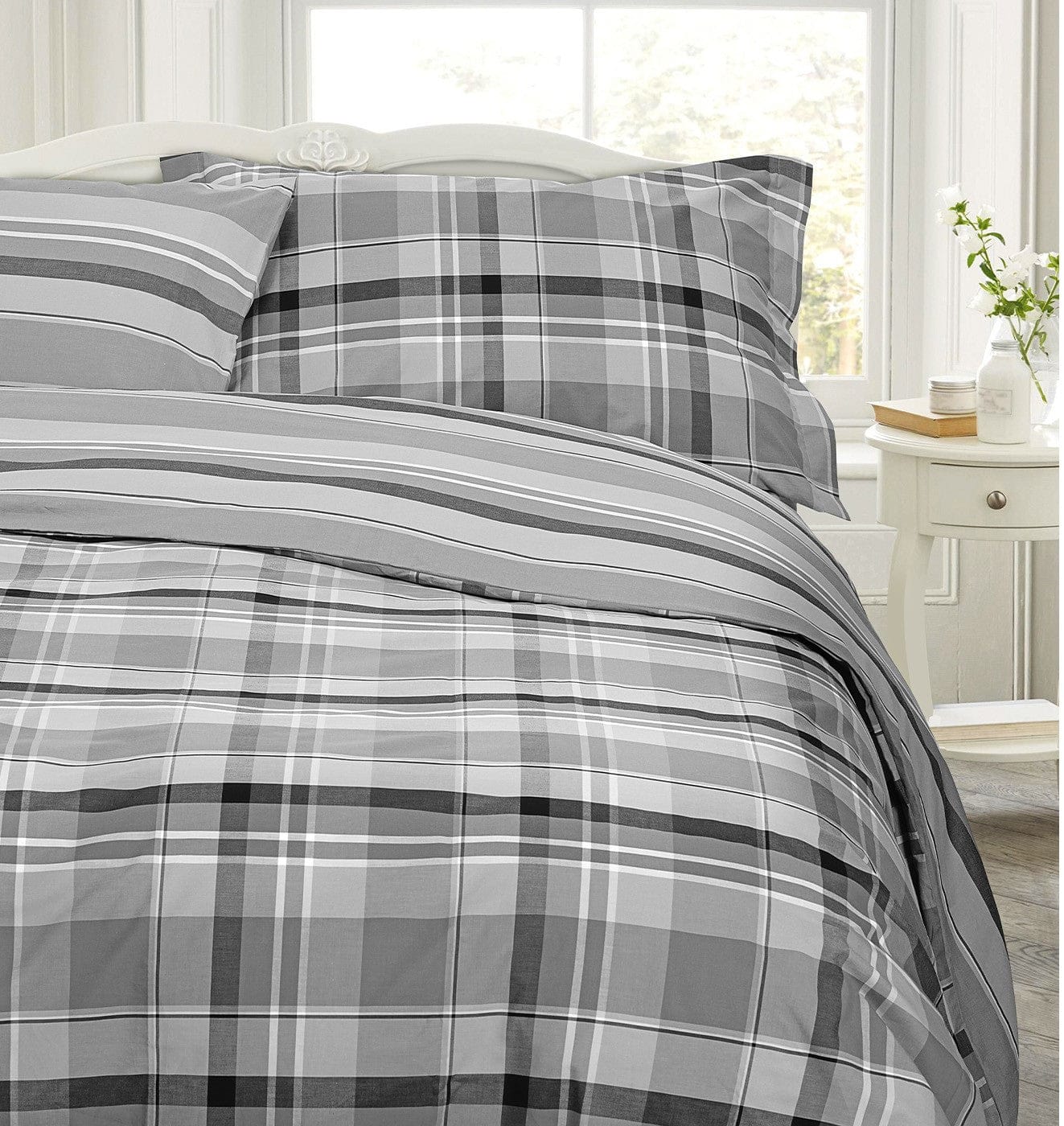 Parure copripiumino matrimoniale, singolo e piazza e mezza con un tartan grigio, bianco e nero. Federe e sacco copripiumino Daunex.
