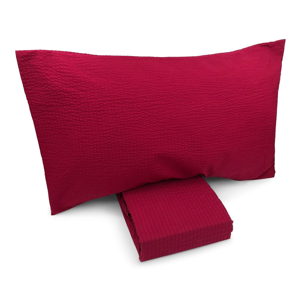 Completo letto bordeaux effetto no stiro bianco con lenzuolo di sopra, lenzuolo di sotto e federe. Singolo, piazza e mezza e matrimoniale.
